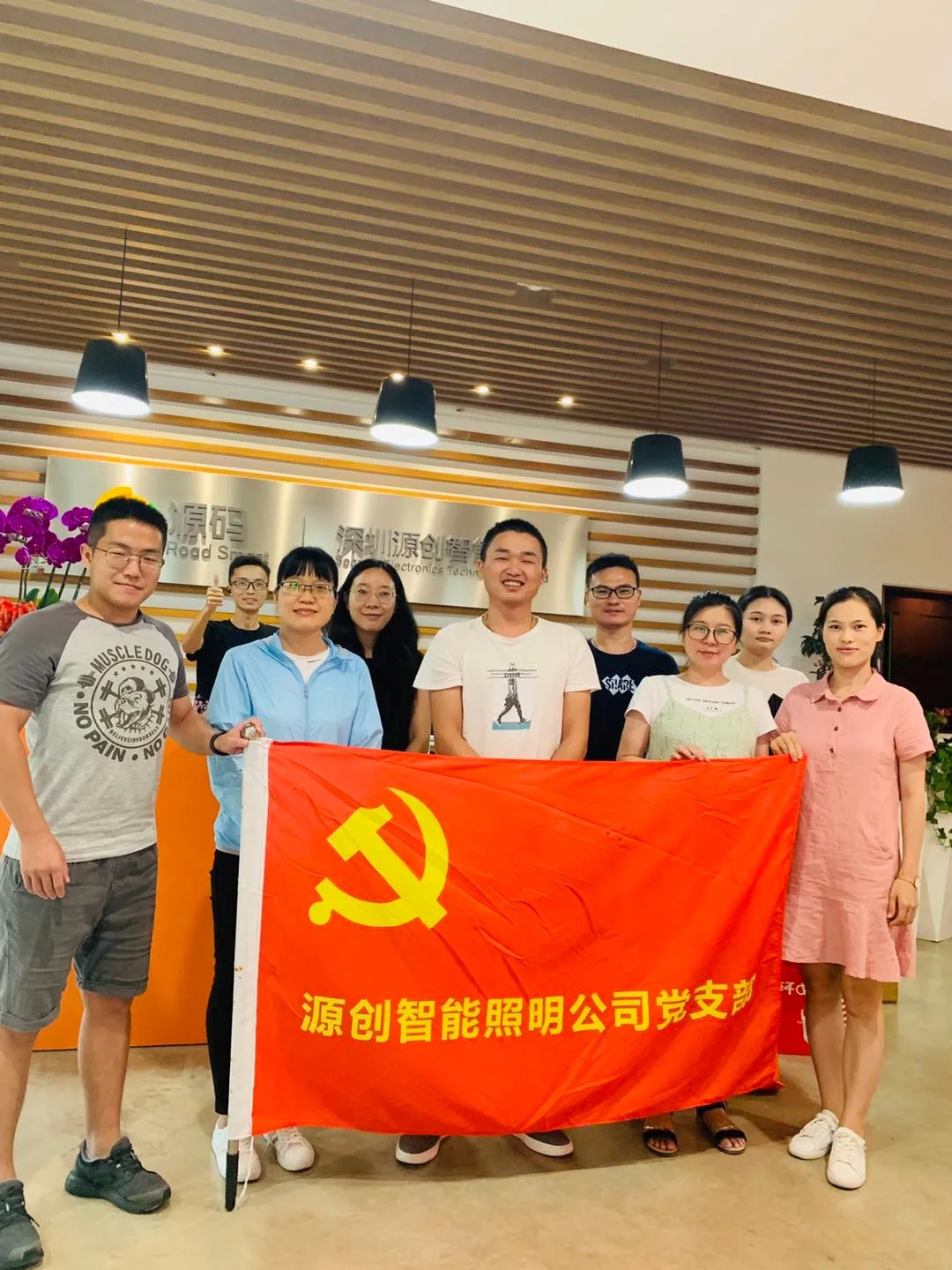 喜逢中秋加國慶，月圓家圓就團圓